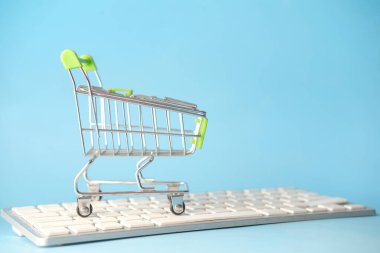 Boş alışveriş arabası klavyede.