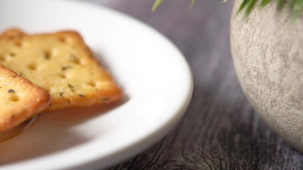 Perto de biscoitos doces na mesa de madeira — Vídeo de Stock