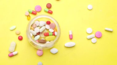 Pek çok renkli hap ve kapsülü kapat 