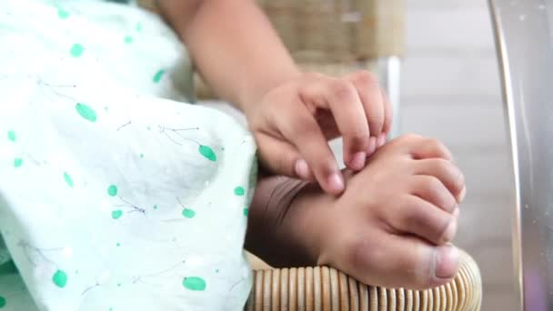 Enfant fille souffrant de démangeaisons cutanées sur les pieds — Video