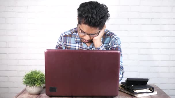 Ung stressad affärsman sover på kontoret skrivbord — Stockvideo