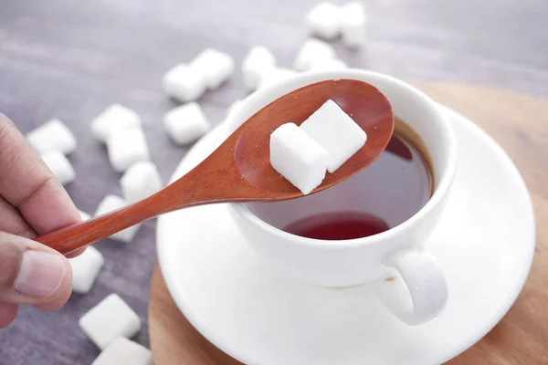 Taza de té y cubo de azúcar en la mesa —  Fotos de Stock