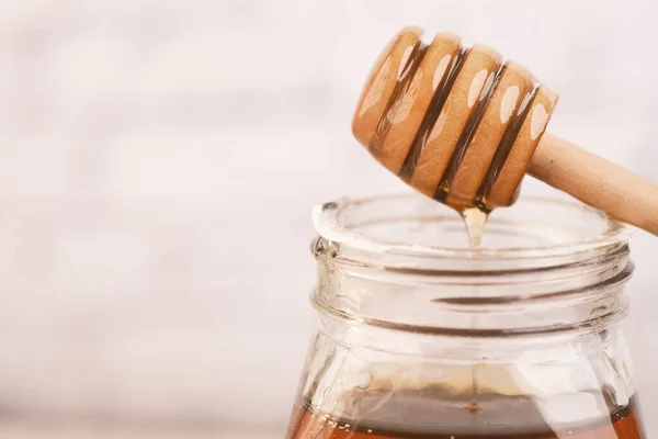 Φρέσκο μέλι με κουτάλι στο τραπέζι — Φωτογραφία Αρχείου