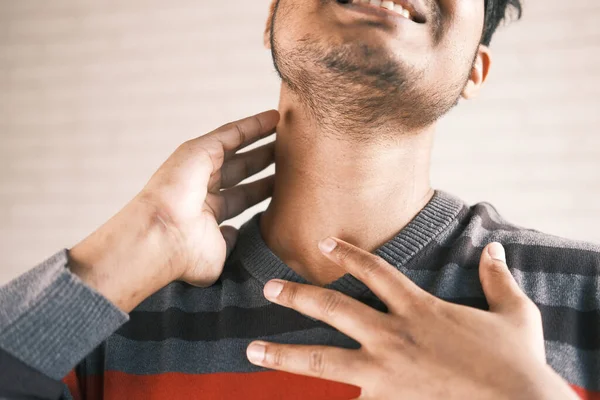 Hombre que sufre dolor crónico en el cuello — Foto de Stock