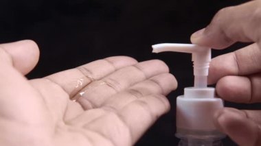 Siyah üzerine izole edilmiş dezenfektan sıvısı yavaş çekim 