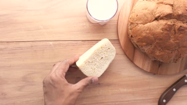 Von oben mit Käse, Milch, braunem Brot und Mandelnüssen auf dem Tisch. — Stockvideo