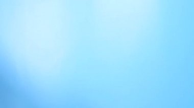 İki kişi el sıkışırken mavi arka plan,