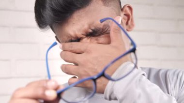 Güçlü göz ağrısından muzdarip üzgün adama yaklaş.