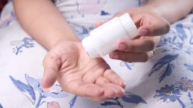 Kadınların el haplarını yakın çekim 