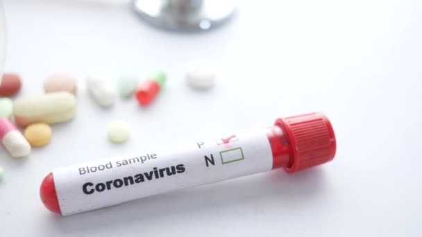 Close up de tubo de teste de sangue do vírus corona em fundo branco — Vídeo de Stock