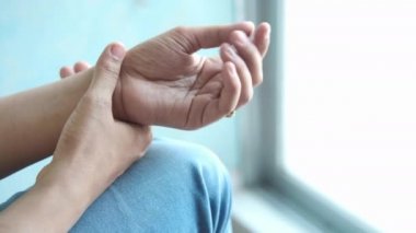  Genç kadın elleri bilek ağrısı çekiyor., 