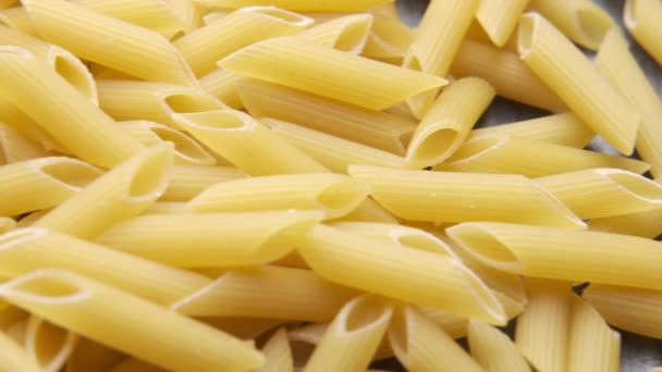 Varietà di tipi e forme di pasta secca italiana in una ciotola. — Video Stock