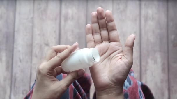 Vista superior de las mujeres mano verter píldoras médicas en la palma de la mano — Vídeos de Stock