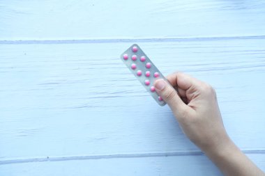 Elele tutuşan su toplayan paketleri kapat .