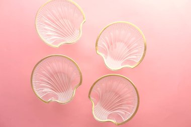 Pembe arkaplandaki birçok boş kasenin üst görünümü 