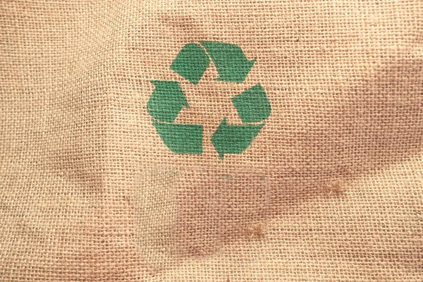 Flèches recyclées signe sur un sac à provisions — Photo