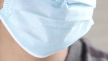 Koruyucu maskeli adama yaklaş. Derin nefes al. 