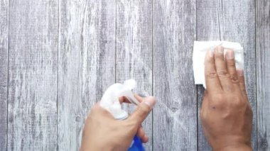 Sprey şişe temizleme masası. 