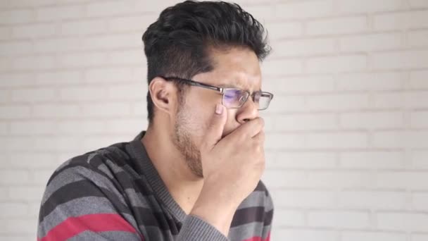 Молодой больной человек кашляет и чихает — стоковое видео