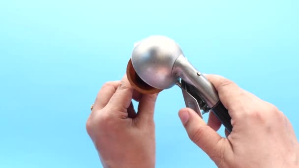 Handpflücken von Eis mit einem Löffel aus einer Schüssel — Stockvideo