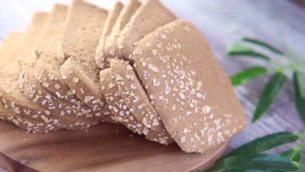Närbild av bunt bakat bröd på bordet — Stockvideo