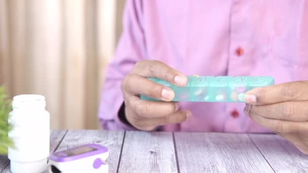 Top view az emberek kezét figyelembe gyógyszert egy tabletta doboz — Stock videók