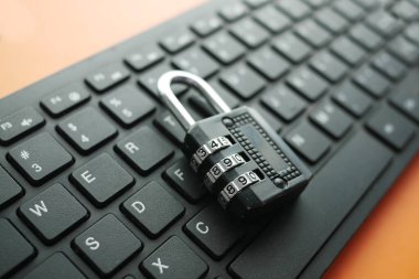 Bilgisayar klavyesinde asma kilitli internet güvenliği kavramı