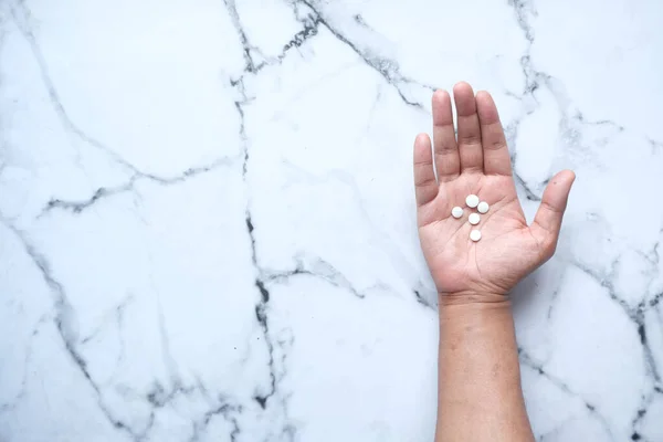 Man hand holding pillen met kopieerruimte — Stockfoto