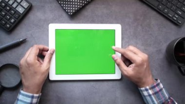 Dijital tableti ofis masasında dava eden genç adamın düz kompozisyonu 