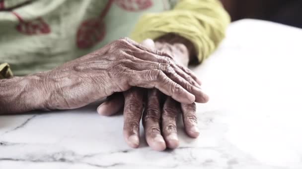 Närbild av händerna på en äldre person — Stockvideo