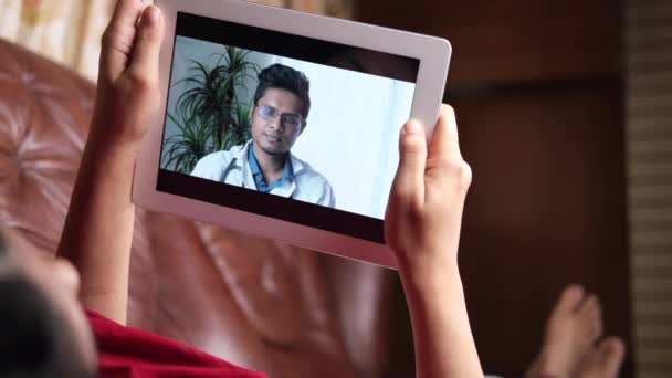 Jonge vrouwen op de bank online overleg met arts op digitale tablet — Stockvideo