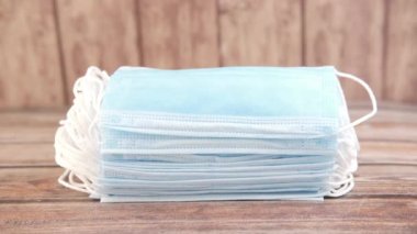  Masadan cerrahi yüz maskesi alın. 