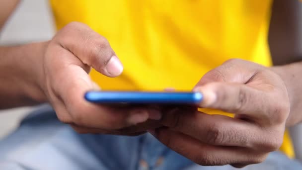 Close up of young man hand using smart phone. — Stock Video