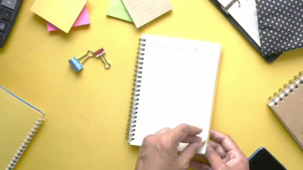 Рука чоловіка повертає яструб щоденника — стокове відео