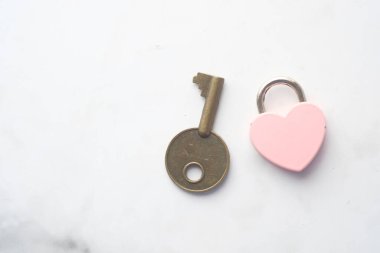 anahtar ve asma kilit beyaz ev finans kavramı 