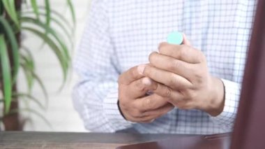 İş adamı dizüstü bilgisayar kullanmadan önce dezenfektan sıvısı kullanıyor 