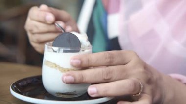  Peynirli kek yiyen kadınlar 