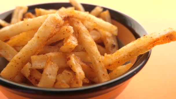 Tigela com saborosas batatas fritas no fundo de madeira . — Vídeo de Stock