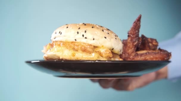 Mano sosteniendo hamburguesa de carne en la mesa de cerca — Vídeos de Stock