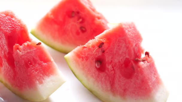 Nahaufnahme von Scheibe Wassermelone auf weißem Hintergrund . — Stockvideo