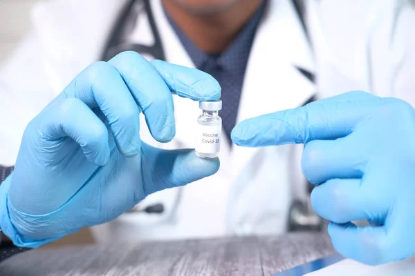 Χέρι σε γάντια λατέξ που κρατούν το εμβόλιο γυάλινη φύσιγγα, με χώρο αντίγραφο — Φωτογραφία Αρχείου