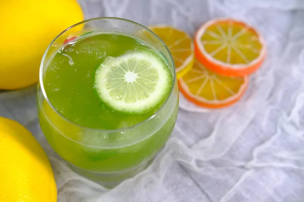 Vue du dessus du jus de citron vert frais sur la table — Photo