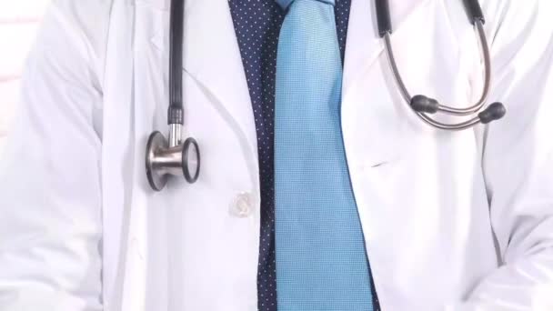 Close-up van arts met gekruiste armen en stethoscoop op de nek , — Stockvideo