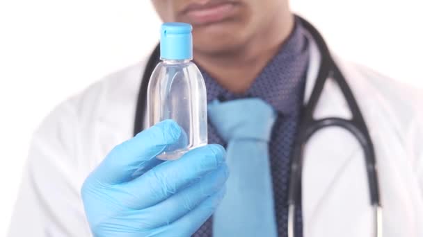 세정제 젤을 들고 있는 의사의 손을 꽉 잡고 있는 모습 — 비디오