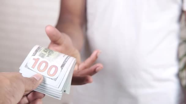Fechar a mão homem dando-nos dinheiro dólar — Vídeo de Stock