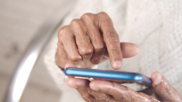 Le donne anziane mano utilizzando smart phone da vicino — Video Stock