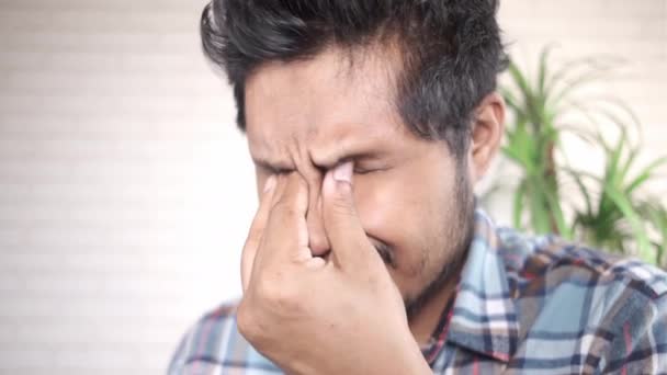 Close-up de homem chateado que sofre de dor forte nos olhos — Vídeo de Stock