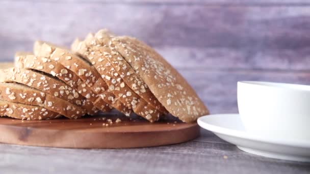 Primer plano de pila de pan horneado en la mesa — Vídeo de stock