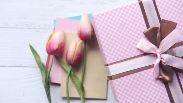 Vista superior del regalo del día de la madre y la flor en la mesa. — Vídeos de Stock