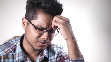 Genç adam baş ağrısı çekiyor, kapatın. 